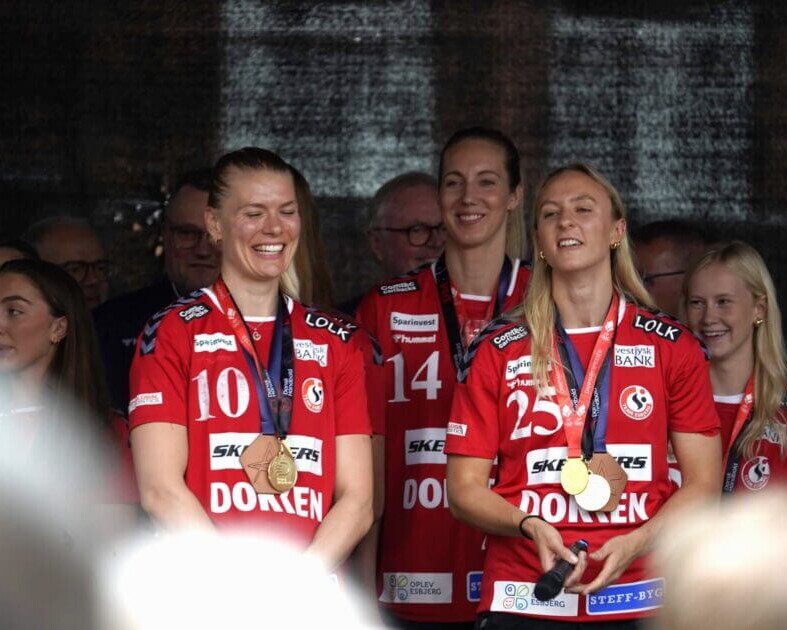 Kathrine Heindahl med nummer 10, da Team Esbjerg blev fejret på Torvet i sommeren sidste år. Arkivfoto: Fjodor Pedersen.
