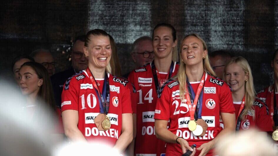 Kathrine Heindahl med nummer 10, da Team Esbjerg blev fejret på Torvet i sommeren sidste år. Arkivfoto: Fjodor Pedersen.