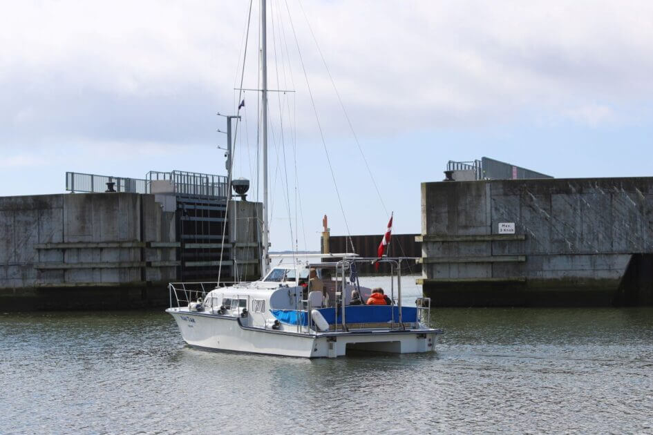 Katamaranen Kaj Tak på vej ud af havnen. Foto: Johnny Tauman.