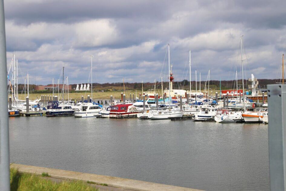 Der er plads til cirka 200 både i den forholdsvis nye lystbådehavn ved Esbjerg Strand. Foto: Johnny Tauman.