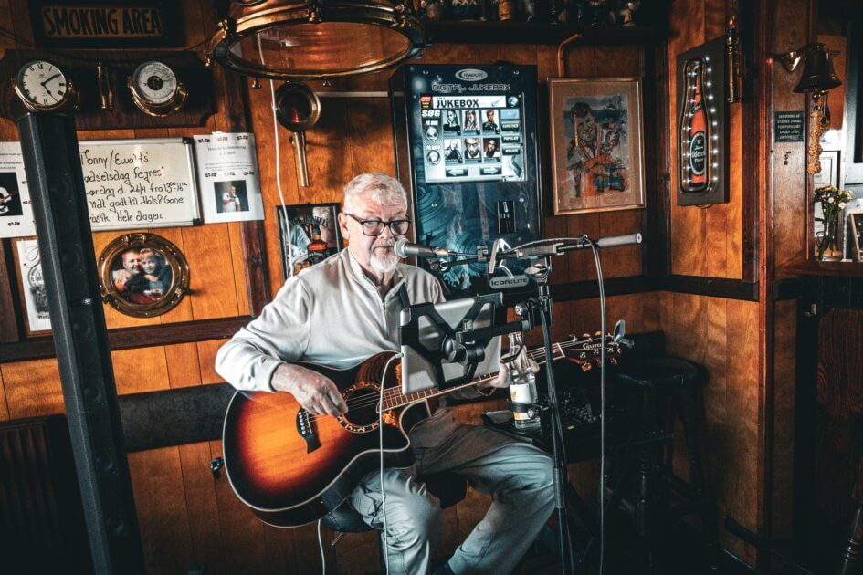 Bjarne "Farmand" Frederiksen fra Hirtshals spillede musik til Tonny Ewalds store dag. Han lagde selvfølgelig ud med "Happy birthday to you". Musikeren er selv tidligere fisker og Tonnys kollega. - Når vi kom i fremmed havn ovre ved Storbritannien og kom ind på en pub, så greb "farmand" en guitar og underholdte hele bundtet, fortæller Tonny Ewald. Foto: Fjodor Pedersen.