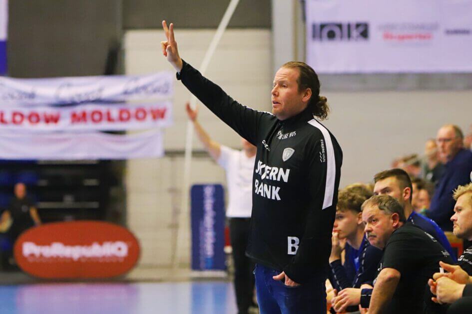 Cheftræner Marc Uhd, Ribe-Esbjerg HH var ikke tilfreds - fik advarsel for at gestikulere. Foto: Johnny Tauman.