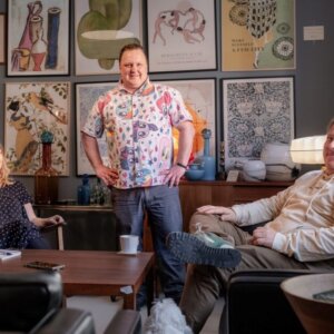 Vibeke Madsen, Jesper Larsen og Michael Madsen. Og butikshunden Frida. Foto: Fjodor Pedersen.