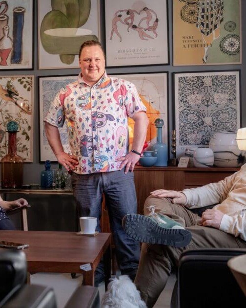 Vibeke Madsen, Jesper Larsen og Michael Madsen. Og butikshunden Frida. Foto: Fjodor Pedersen.