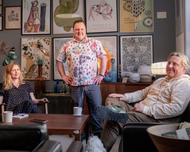 Vibeke Madsen, Jesper Larsen og Michael Madsen. Og butikshunden Frida. Foto: Fjodor Pedersen.