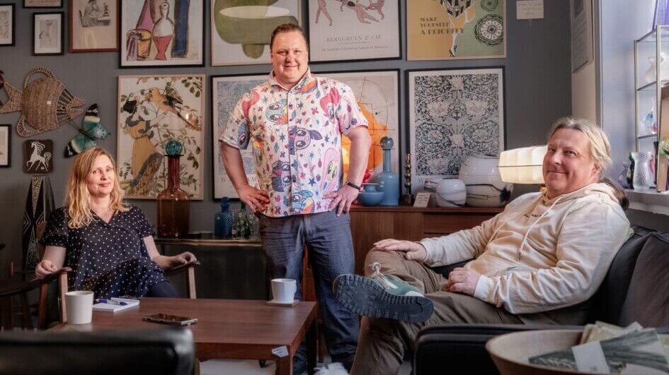 Vibeke Madsen, Jesper Larsen og Michael Madsen. Og butikshunden Frida. Foto: Fjodor Pedersen.