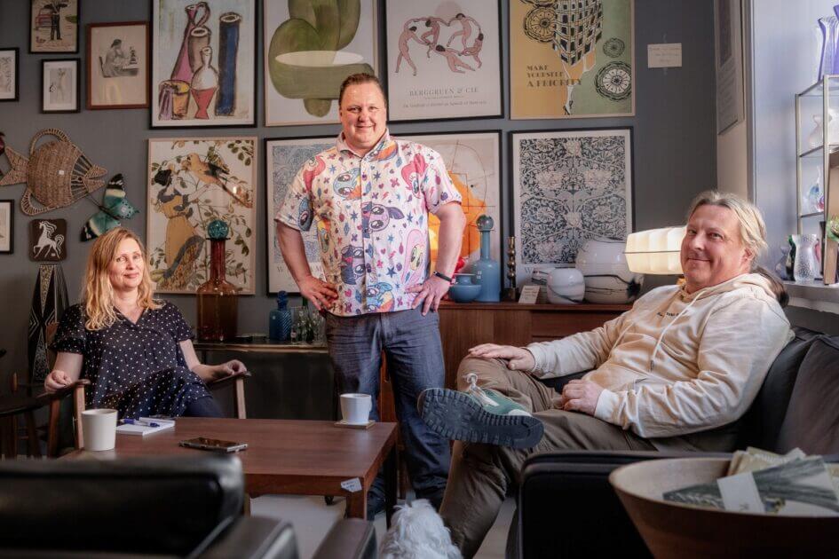 Vibeke Madsen, Jesper Larsen og Michael Madsen. Og butikshunden Frida. Foto: Fjodor Pedersen.