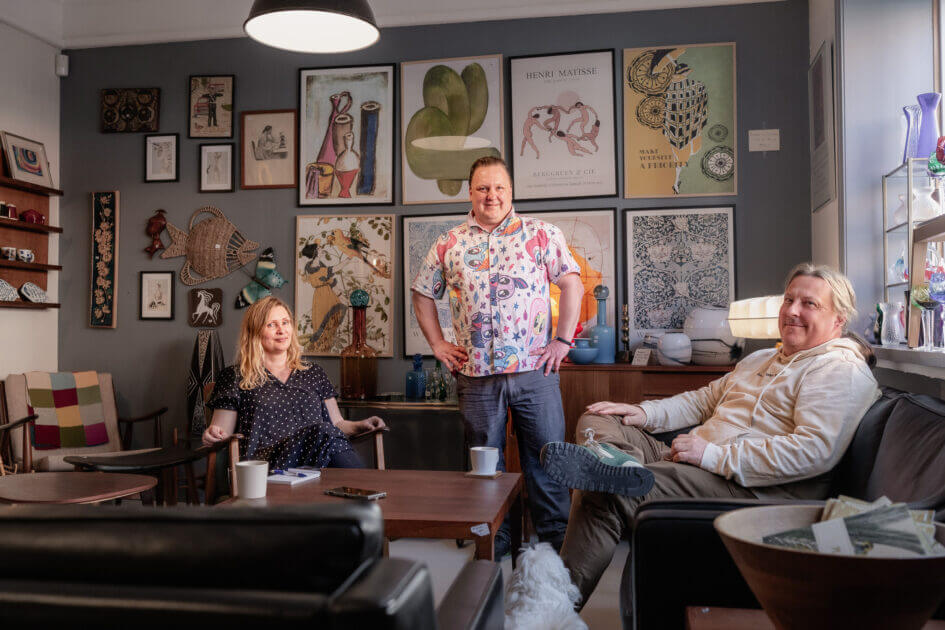 Vibeke Madsen, Jesper Larsen og Michael Madsen. Og butikshunden Frida. Foto: Fjodor Pedersen.