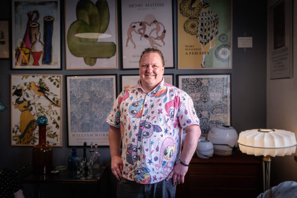 Mange kender Jesper Larsen fra tv-programmet Hvem byder bedst? Andre kender ham bare som ham med de sjove skjorter og det gode humør. Foto: Fjodor Pedersen.