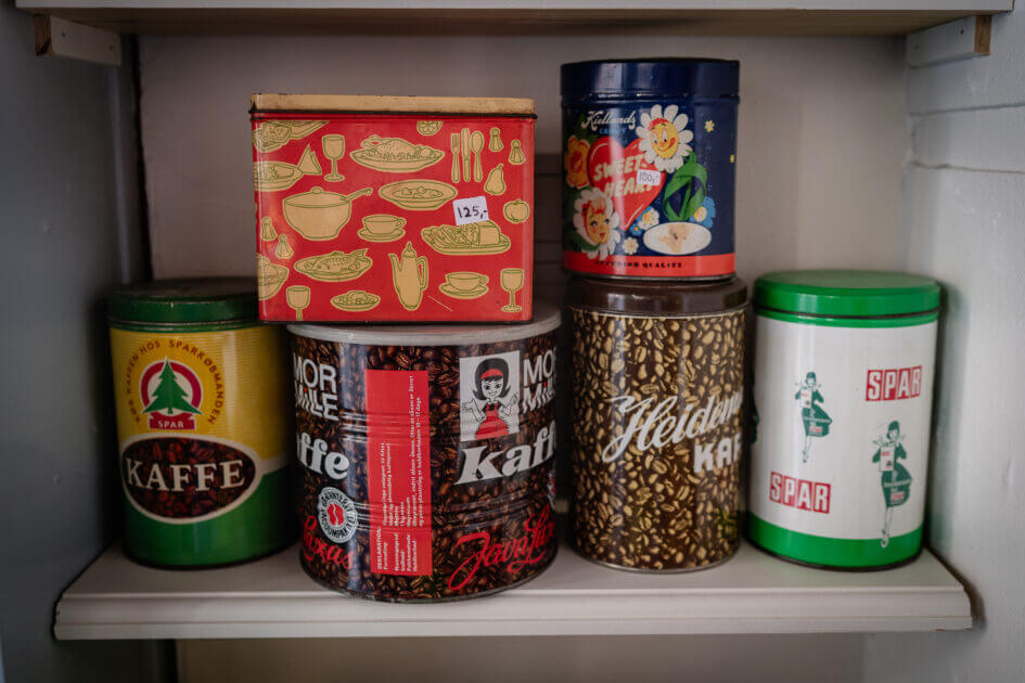 Gamle fine kaffedåser i god stand er altid dekorative. Foto: Fjodor Pedersen.