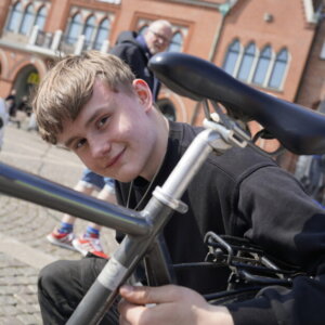 Matias reparerede cykler på Torvet - helt gratis! Foto: Fjodor Pedersen.