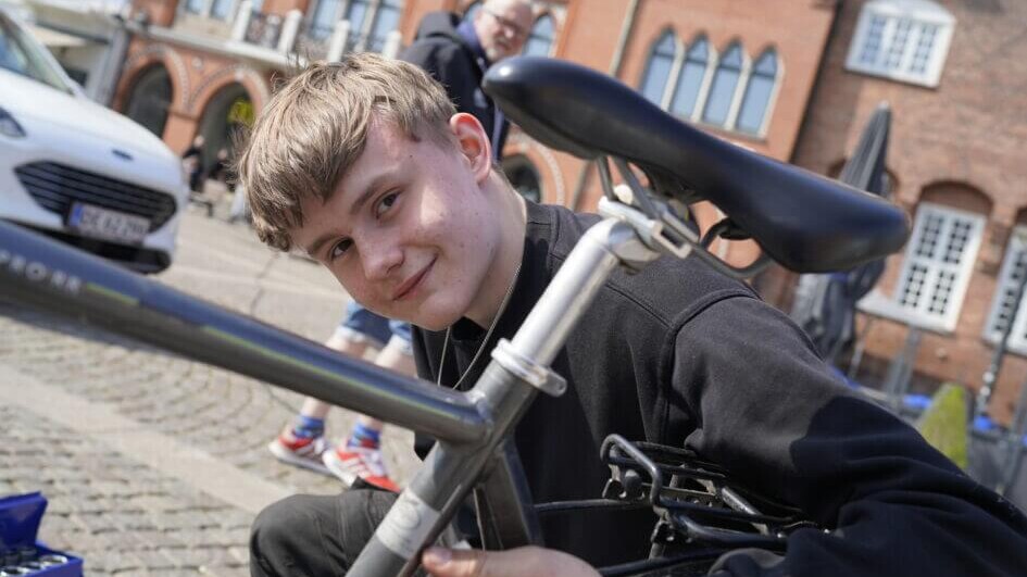Matias reparerede cykler på Torvet - helt gratis! Foto: Fjodor Pedersen.