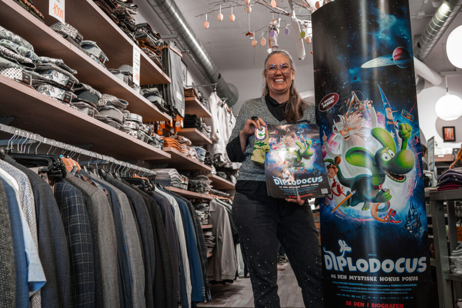 Det høje papskilt er sammen med fire biografbilletter på højkant. Foto: Fjodor Pedersen.