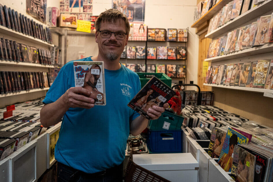 Jesper Villumsen sælger fortsat frække film og blade - men det var noget andet i 1990'erne, i VHS'ens storhedstid. Det var gode tider for den slags, husker han. Foto: Fjodor Pedersen.