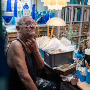 Det 88 kvadratmeter store atelier er en tilbygning. Oprindeligt var træbygningerne midlertidigt kontor hos virksomheden Vølund, fra hvem Lene og Johny købte dem og fik transporteret på blokvogn til naboernes store oplevelse. Foto: Fjodor Pedersen.