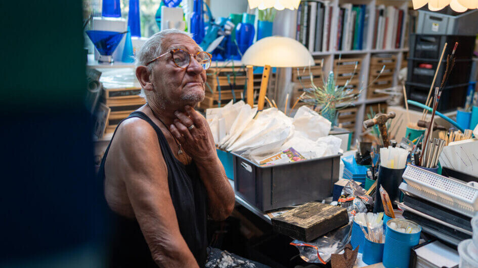 Det 88 kvadratmeter store atelier er en tilbygning. Oprindeligt var træbygningerne midlertidigt kontor hos virksomheden Vølund, fra hvem Lene og Johny købte dem og fik transporteret på blokvogn til naboernes store oplevelse. Foto: Fjodor Pedersen.