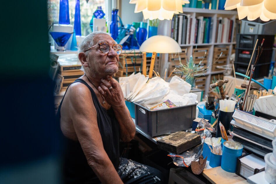 Det 88 kvadratmeter store atelier er en tilbygning. Oprindeligt var træbygningerne midlertidigt kontor hos virksomheden Vølund, fra hvem Lene og Johny købte dem og fik transporteret på blokvogn til naboernes store oplevelse. Foto: Fjodor Pedersen.