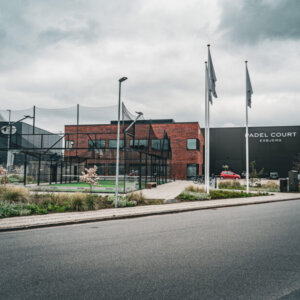 Padel Court Esbjerg på Gl. Færgevej 2. Bemærk udendørsbanen. Foto: Fjodor Pedersen.
