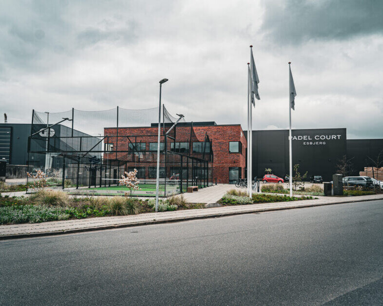Padel Court Esbjerg på Gl. Færgevej 2. Bemærk udendørsbanen. Foto: Fjodor Pedersen.