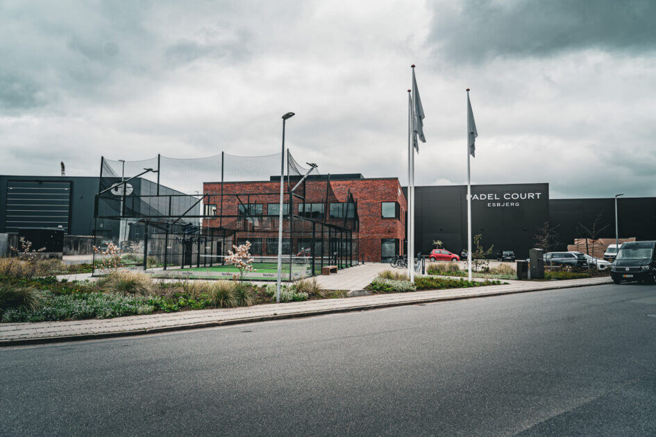 Padel Court Esbjerg på Gl. Færgevej 2. Bemærk udendørsbanen. Foto: Fjodor Pedersen.
