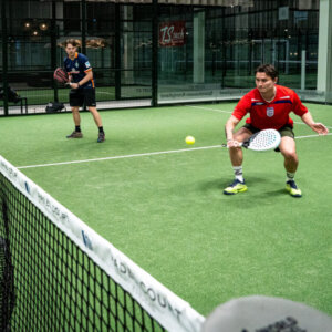 Padel spilles oftest i doubler - altså to spillere på hver side af nettet. Foto: Fjodor Pedersen.