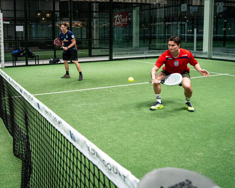 Padel spilles oftest i doubler - altså to spillere på hver side af nettet. Foto: Fjodor Pedersen.