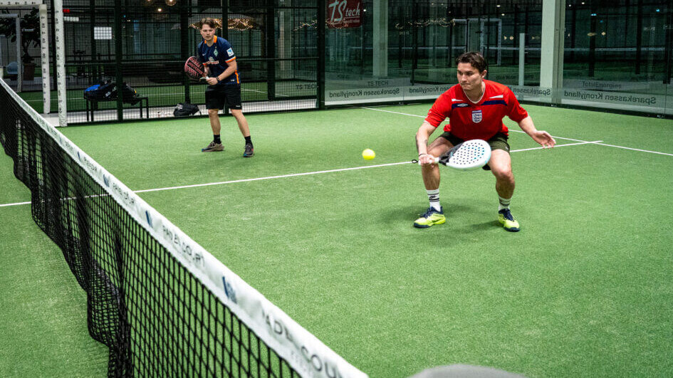 Padel spilles oftest i doubler - altså to spillere på hver side af nettet. Foto: Fjodor Pedersen.