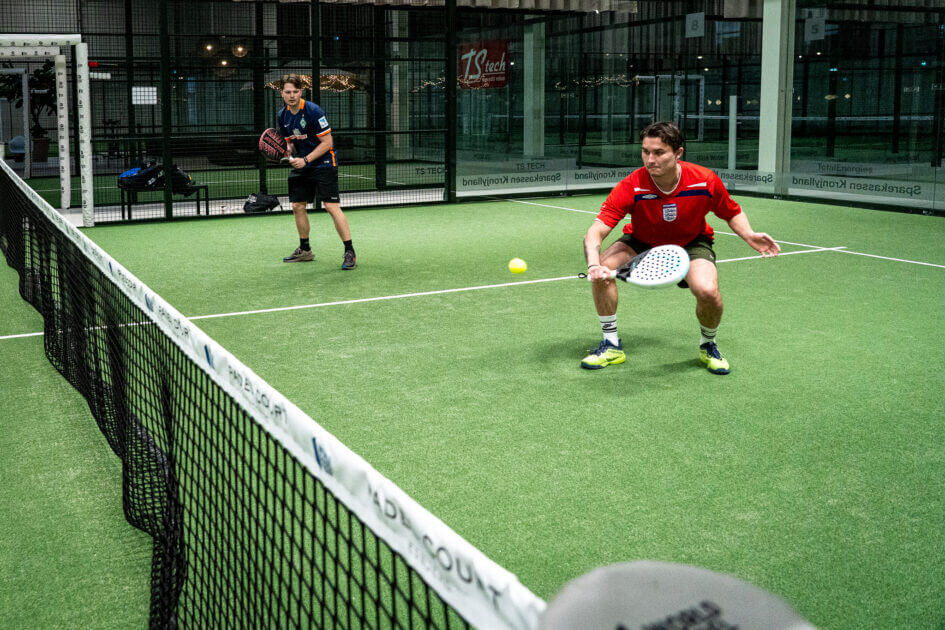 Padel spilles oftest i doubler - altså to spillere på hver side af nettet. Foto: Fjodor Pedersen.
