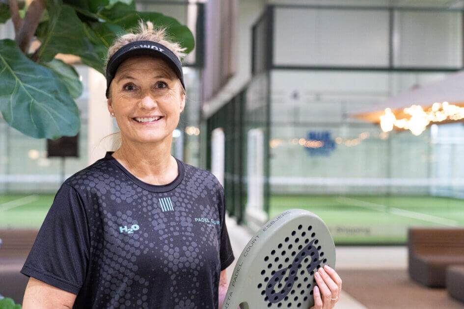 Anita Kunze, 54, er træner og aktivitetsleder i centret, men kommer også fra e helt anden verden. Hun har nemlig været selvstændig klinisk tandtekniker i 25 år - de seneste mange i Strandbysvinget. Men for små ti år siden blev hun bidt af padelsporten under en tur til La Santa. Siden har hun dyrket sporten intenst og skiftede sidste år profession og blev ansat af i Padel Court Esbjerg, hvor hun i forvejen tilbragte meget af fritiden. Anita Kunze er bosat på Fanø. Foto: Fjodor Pedersen.