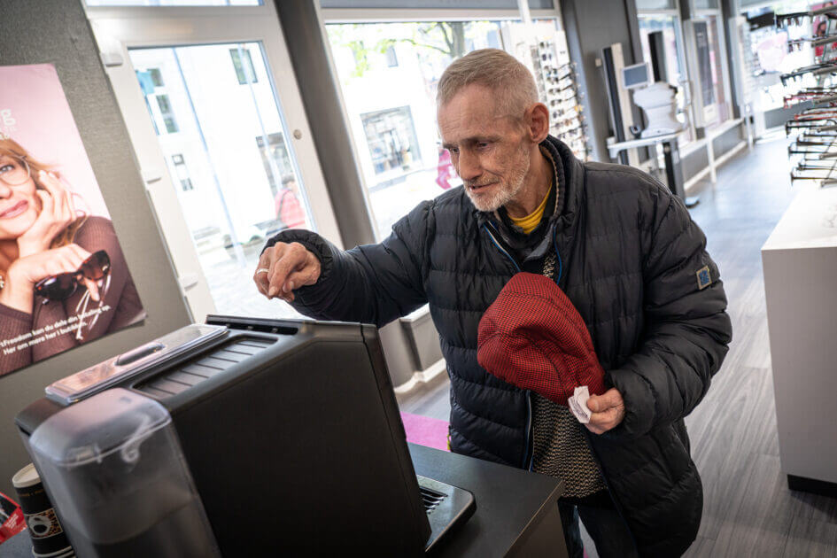 Peter, her på billedet, tog også imod tilbuddet om en kop kaffe i ventetiden. Foto: Fjodor Pedersen.