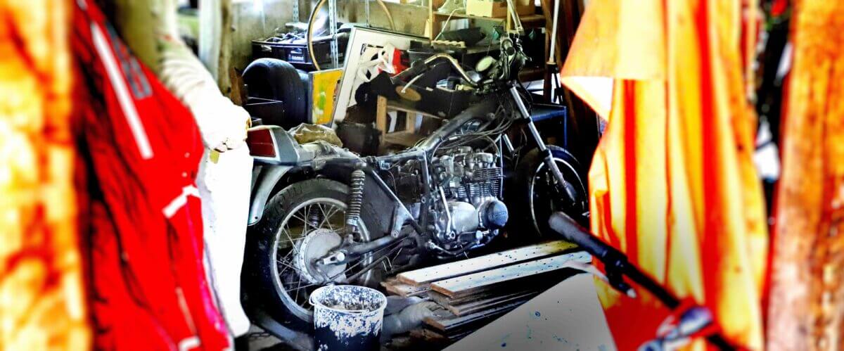 En gammel Honda i laden i Leifs lejede bondehus. Foto: Johnny Tauman.