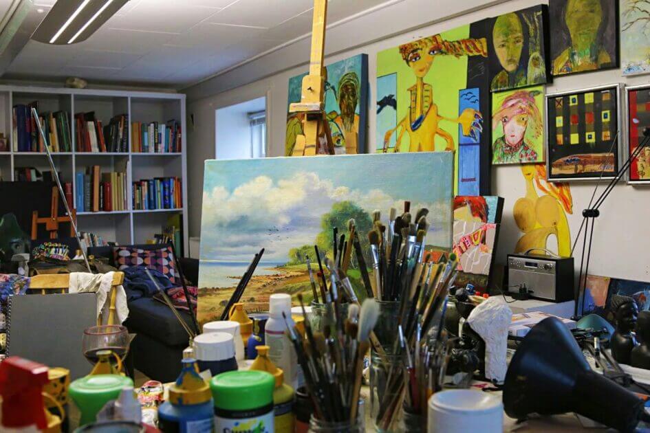 Leif har et inspirerende atelier. Foto: Johnny Tauman.