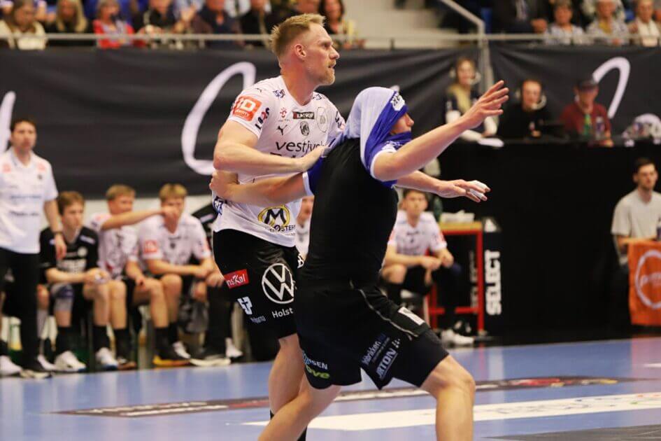 Fik trøje hevet af - Miha Zvizei fik to minutter for forseelsen. Foto: Johnny Tauman.