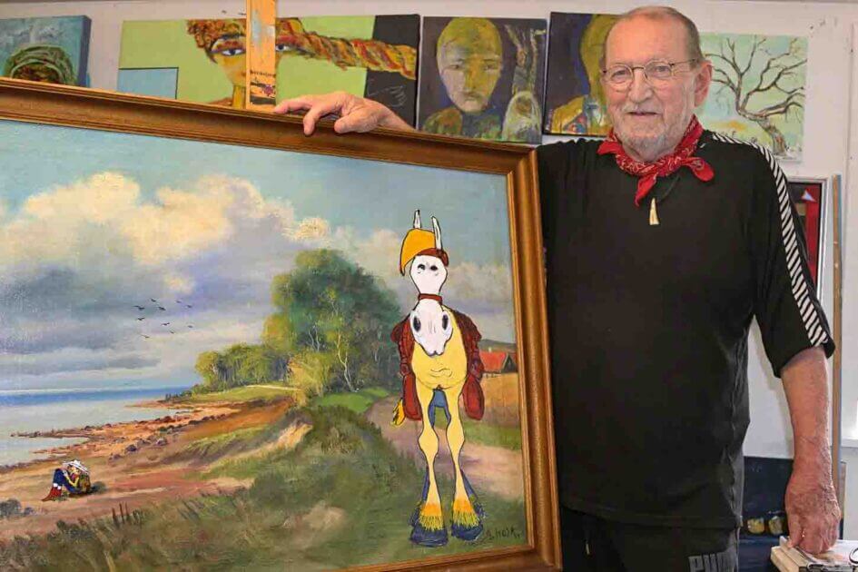 En stolt kunstner viser et færdigt værk frem. Foto: Johnny Tauman.