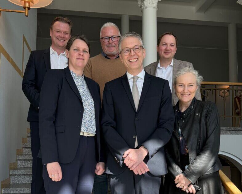 Direktør Jesper Toft Mathiasen, Koordinerende forskningsleder, professor, overlæge, phd, dr.med Torben Knudsen, CFO Jakob Søe Østerby, Bestyrelsesformand Karoline Amalie Kristensen, Professor, overlæge, dr.med. Frede Donskov, Administrerende sygehusdirektør Anna-Marie Bloch Münster. Pressefoto.