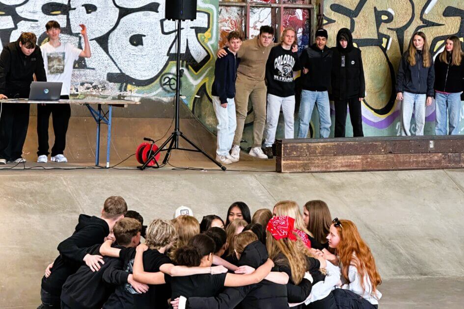 Skoleelever fra 8. årgang kom ud af klasselokalerne. PR-foto.