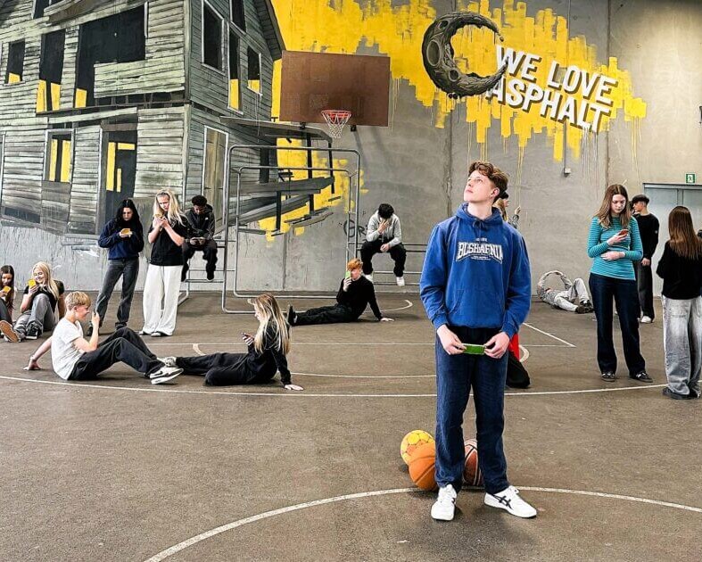 Skoleelever fra 8. årgang kom ud af klasselokalerne. PR-foto.