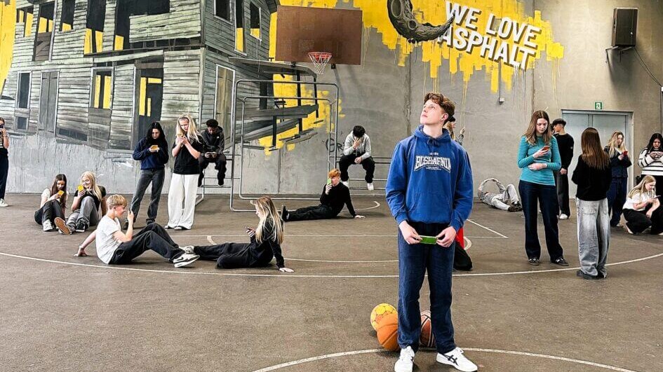 Skoleelever fra 8. årgang kom ud af klasselokalerne. PR-foto.
