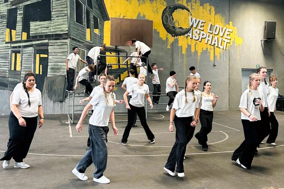 Skoleelever fra 8. årgang kom ud af klasselokalerne. PR-foto.