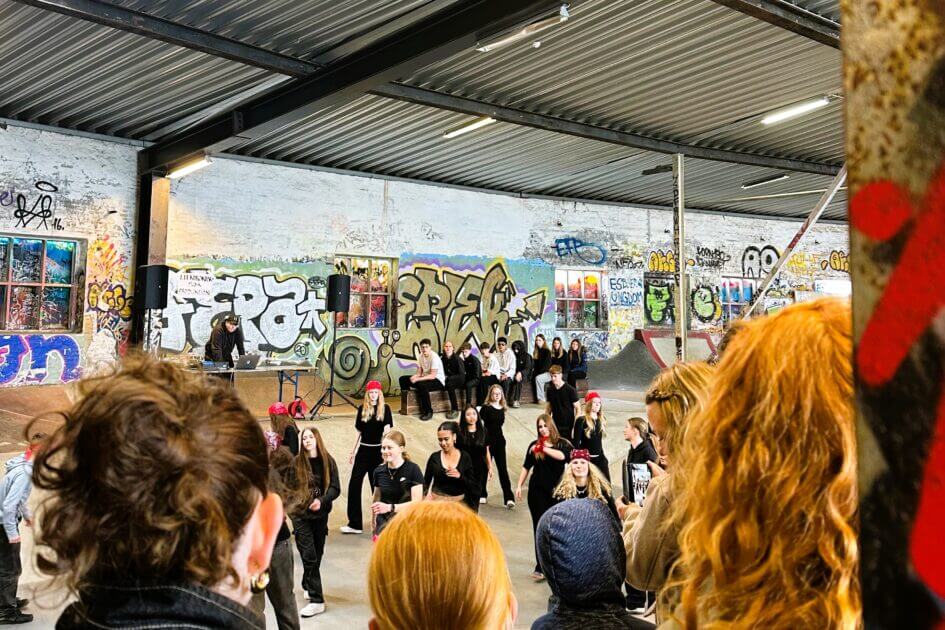 Skoleelever fra 8. årgang kom ud af klasselokalerne. PR-foto.
