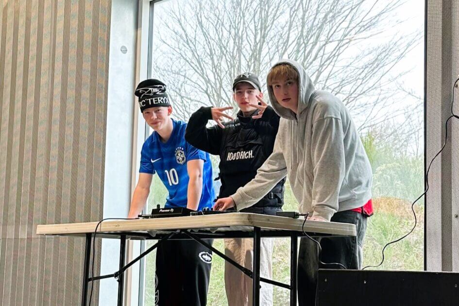 Skoleelever fra 8. årgang kom ud af klasselokalerne. PR-foto.