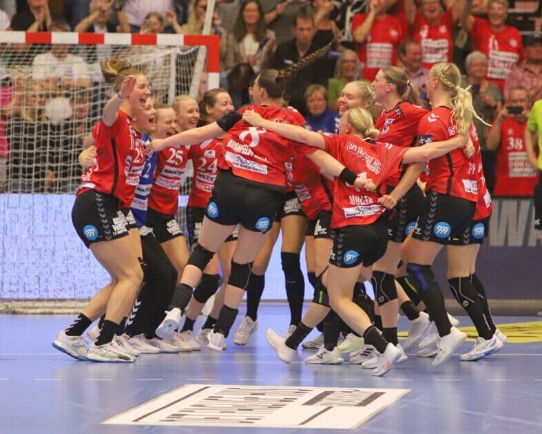 Jublen brød løs efter slutfløjtet. Foto: Johnny Tauman.