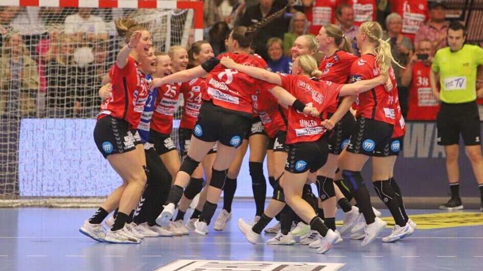 Jublen brød løs efter slutfløjtet. Foto: Johnny Tauman.