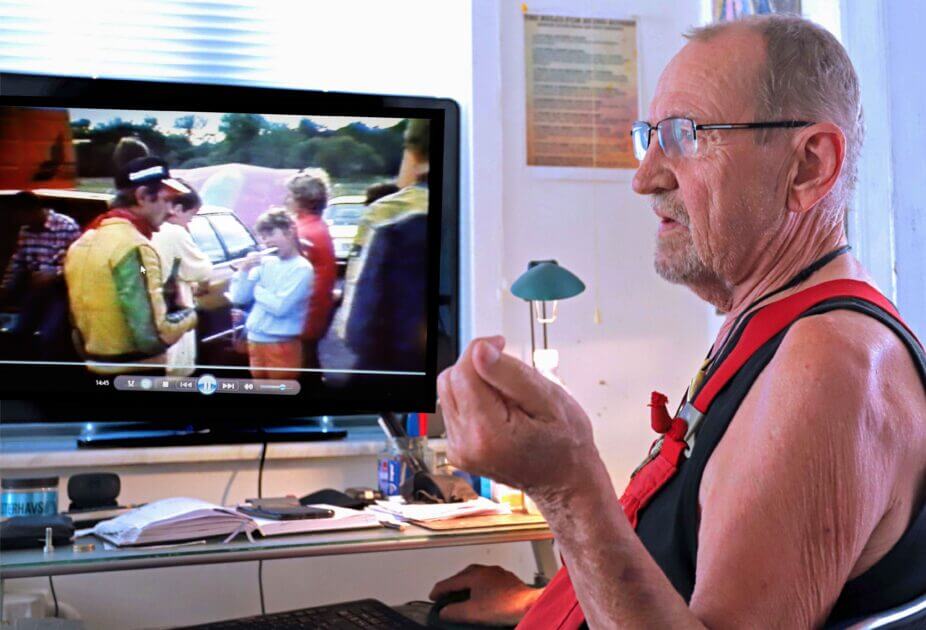 Leif elsker at fortælle - her om DM på VHS-optagelse. Foto: Johnny Tauman.