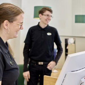 Der er ekstra god grund til smil for medarbejderne ved Louis Nielsen for tiden. PR-foto.