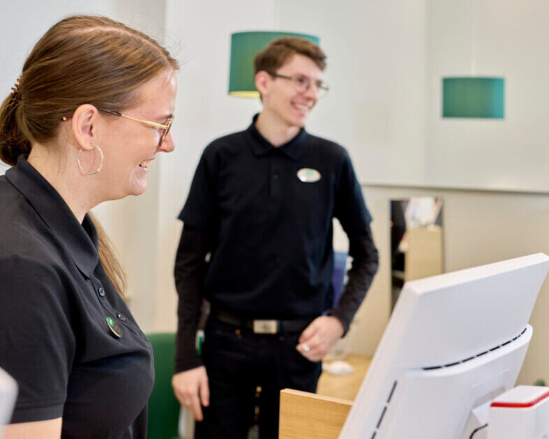 Der er ekstra god grund til smil for medarbejderne ved Louis Nielsen for tiden. PR-foto.