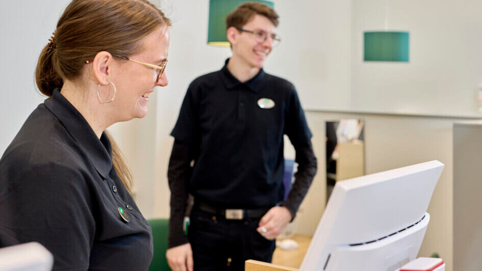 Der er ekstra god grund til smil for medarbejderne ved Louis Nielsen for tiden. PR-foto.