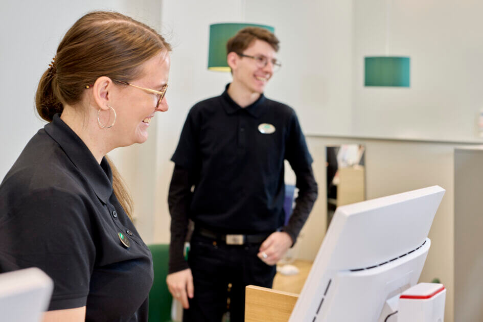 Der er ekstra god grund til smil for medarbejderne ved Louis Nielsen for tiden. PR-foto.