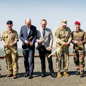 Esbjergs borgmester i selskab med bl.a. en række militærattachéer fra andre europæiske lande. Pressefoto.