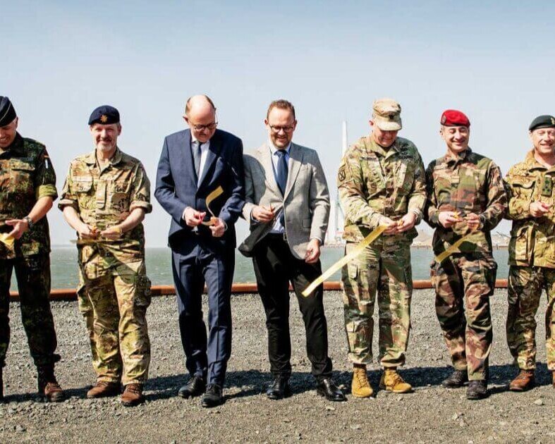 Esbjergs borgmester i selskab med bl.a. en række militærattachéer fra andre europæiske lande. Pressefoto.